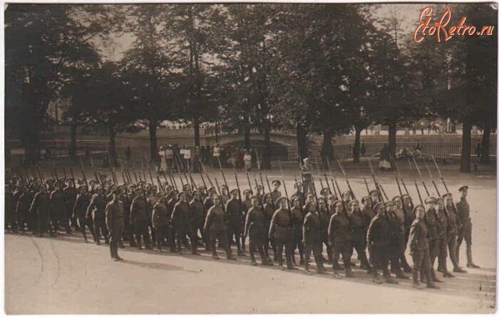 Санкт-Петербург - Женский Батальон смерти перед Инженерным Замком, 1917