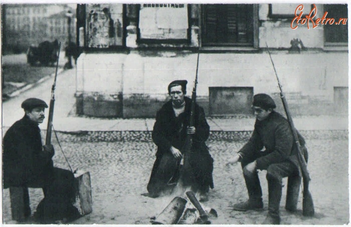 Санкт-Петербург - Красногвардейский патруль у костра на улице Петрограда , 1917