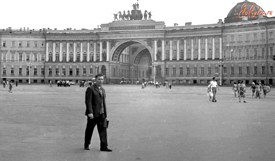 Санкт-Петербург - Ленинград. Дворцовая площадь. Арка Главного штаба.