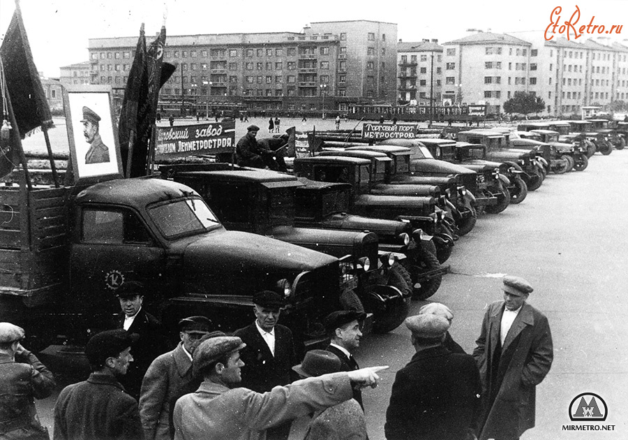 Санкт-Петербург - Автомашины у Кировского райсовета перед отправкой на строительство метрополитена