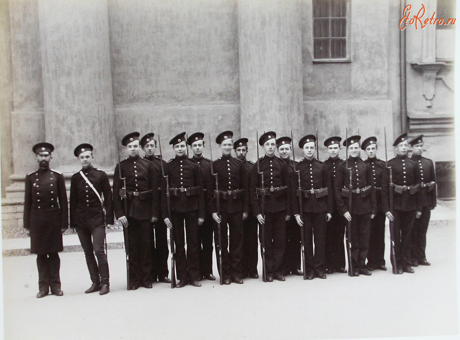 Санкт-Петербург - Группа пажей с офицером у Мальтийской капеллы.