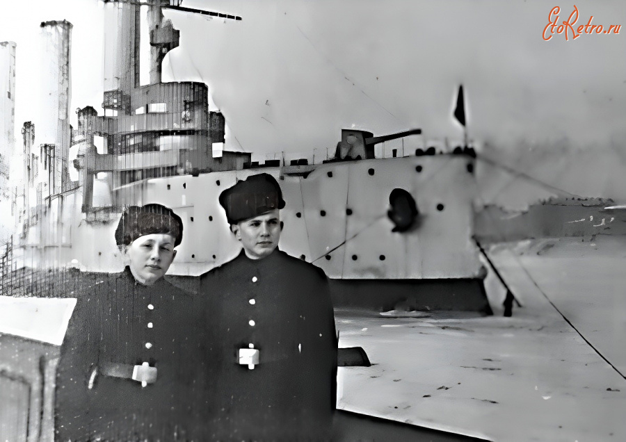 Санкт-Петербург - Нахимовцы у крейсера 