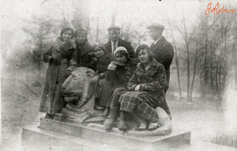 Санкт-Петербург - Лев у Большого двореца в Шуваловском парке.