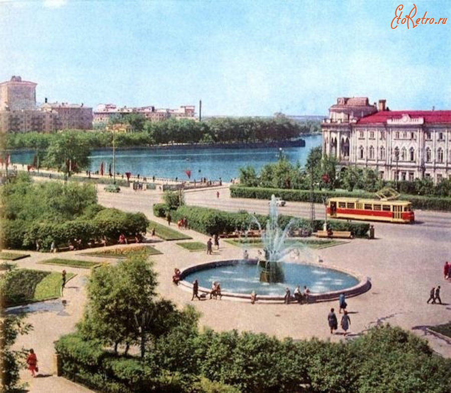 Екатеринбург - Свердловск. Сквер и фонтан «Каменный цветок» на площади Труда