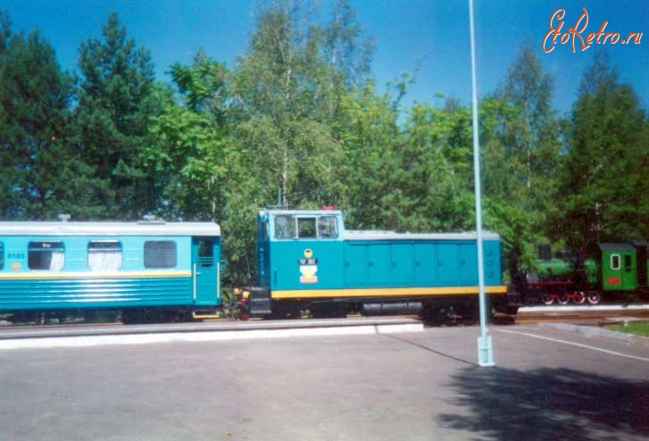 Хабаровск - Поезд Хабаровской ДЖД на станции Пионерская. На заднем плане – паровоз 159-6421 на постаменте