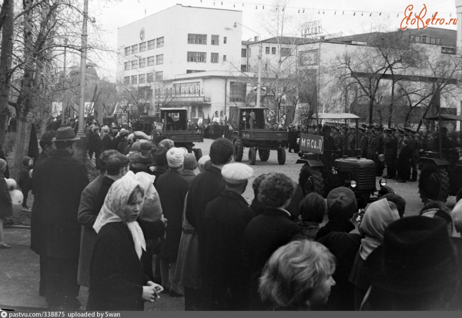 Хабаровск - Первомайская демонстрация у здания горадминистрации и кинотеатра 