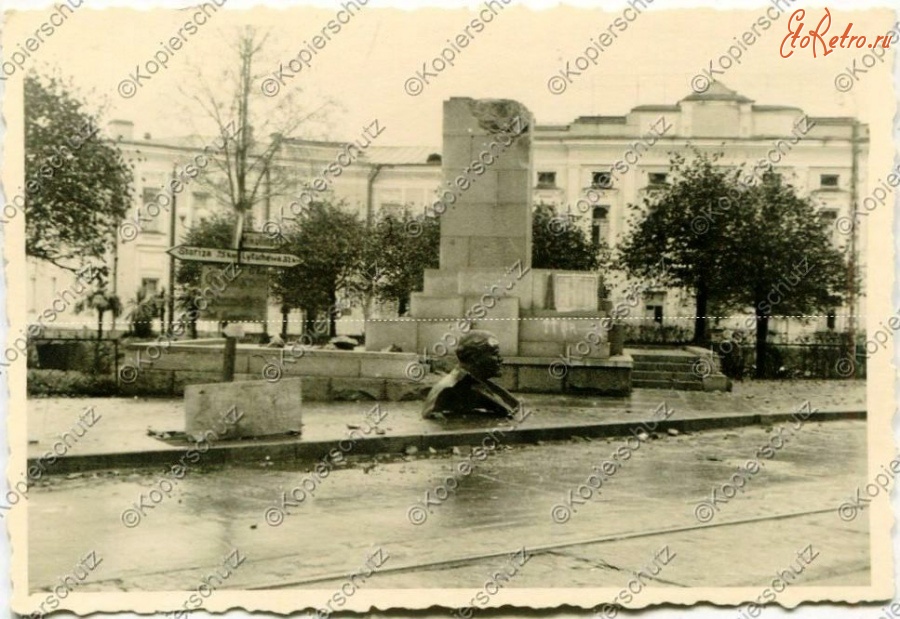 Тверь - Разрушенный нацистами памятник Ленину  в Калинине во время немецкой оккупации 1941-1942 гг