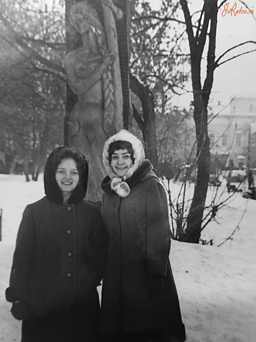 Тверь - У скульптуры 