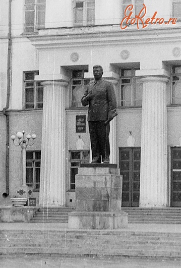 Остальной мир - Памятник Сталину