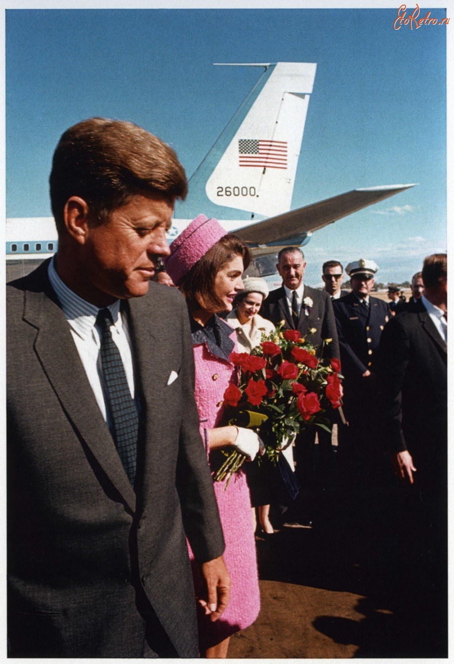 Остальной мир - John and Jacqueline Kennedy deplaning at Love Field, Dallas
