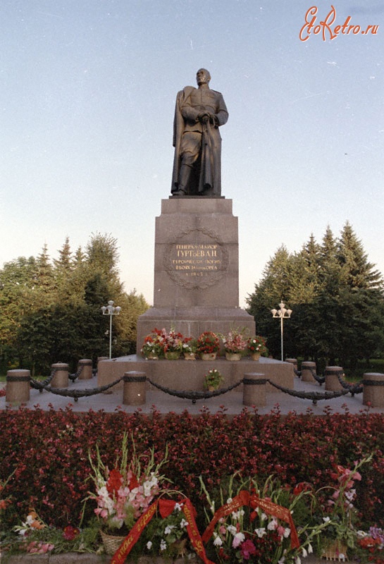 Орёл - Памятник Герою Советского Союза генералу Гуртьеву Л.Н. в одном из скверов города Орла