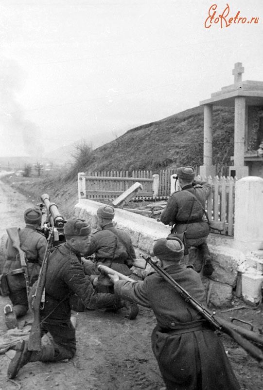 Чехия - Артиллерийский расчет ведет бой в районе реки Опавы