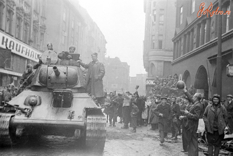 Чехия - Части Советской Армии проходят по улицам освобожденного города Моравская Острава