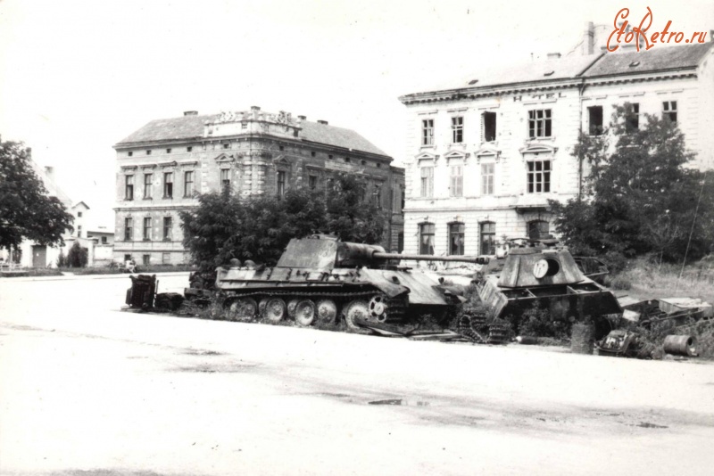 Чехия - Разбитые немецкие тяжелые танки Pz.Kpfw. V «Пантера» на улице чешского города Зноймо (Znojmo).