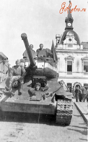 Чехия - Танк Т-34-85 в освобождённом чешском городе Бловице.
