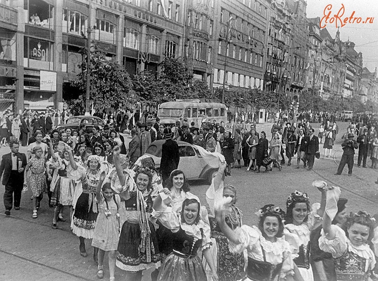 Прага - Население Праги встречает Советские войска, освободившие Чехословакию от оккупации