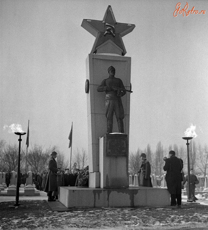 Прага - Церемония возложения венков к памятнику советским воинам, павшим за освобождение Праги, на мемориальном кладбище