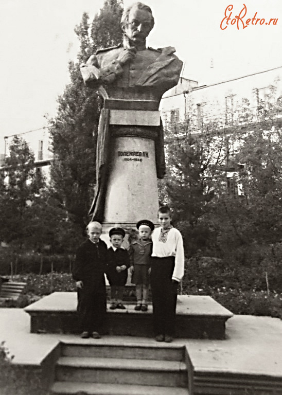 Грозный - Памятник А. С. Полежаеву.