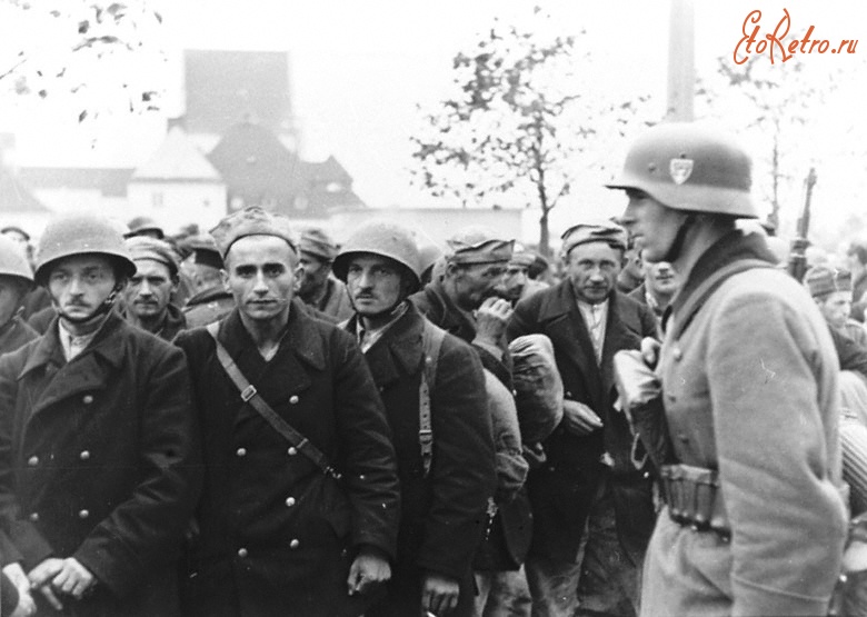 Польша - Немецкий солдат конвоирует польских солдат, захваченных в плен