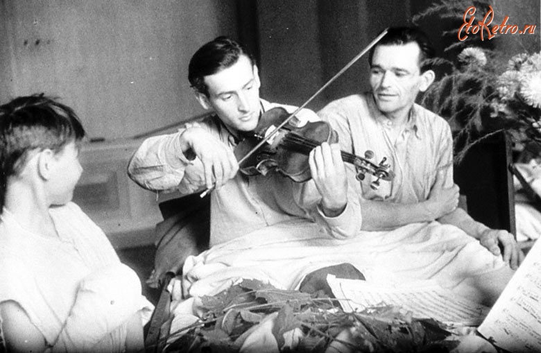 Польша - Скрипач Юзеф Жуковский, пострадавший от немецких оккупантов, играет на скрипке в госпитале
