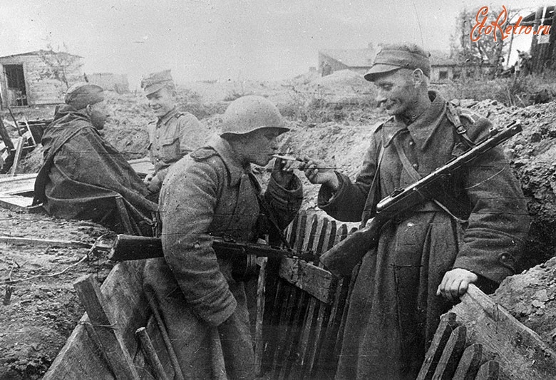 Польша - Советские и польские солдаты во время перекура в минуты затишья. Р-он Варшавы