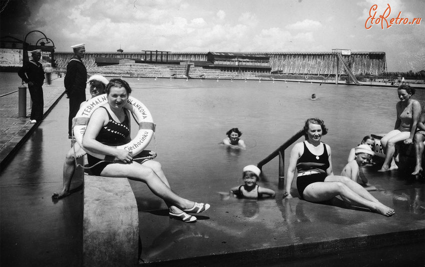 Польша - Курорт Цехоцинек.  Відпочивальники в купальному басейні.