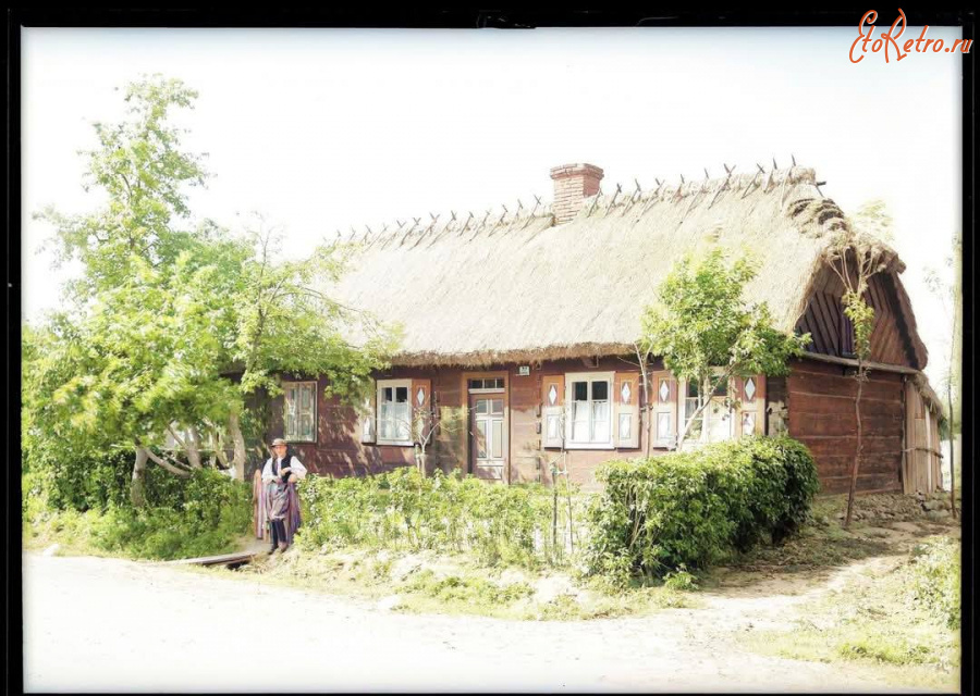 Польша - Польша на фото в 1918-1989 рр.  Сільська хата при дорозі.