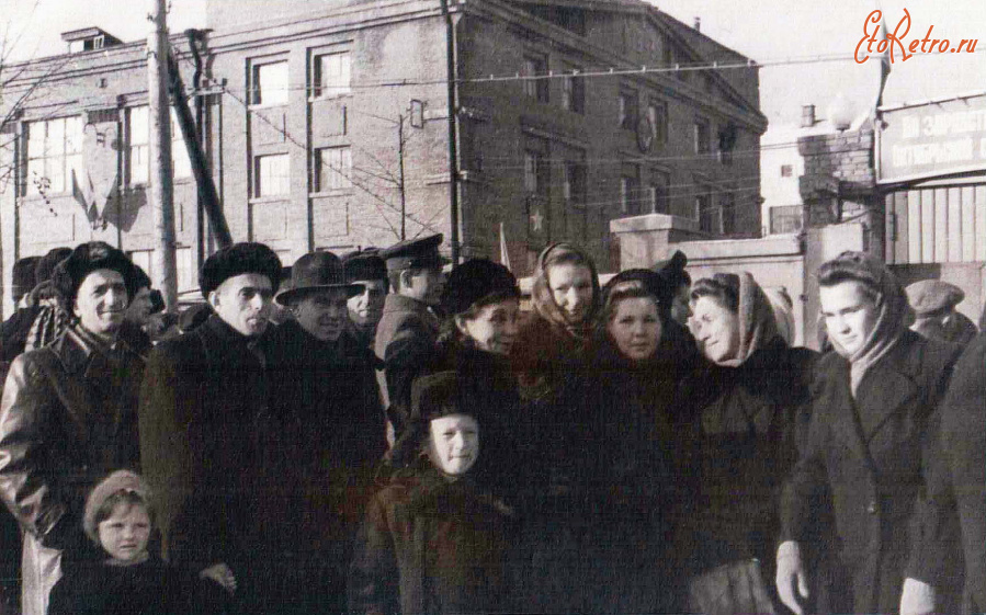 Чебоксары - Работники электроаппаратного завода у первой площадки 