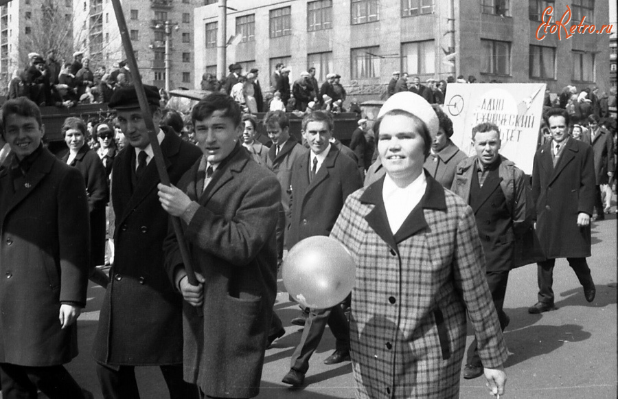 Красноярск - Улица Карла Маркса. Первомайская демонстрация. Колонна КПТИ, ЭТФ.