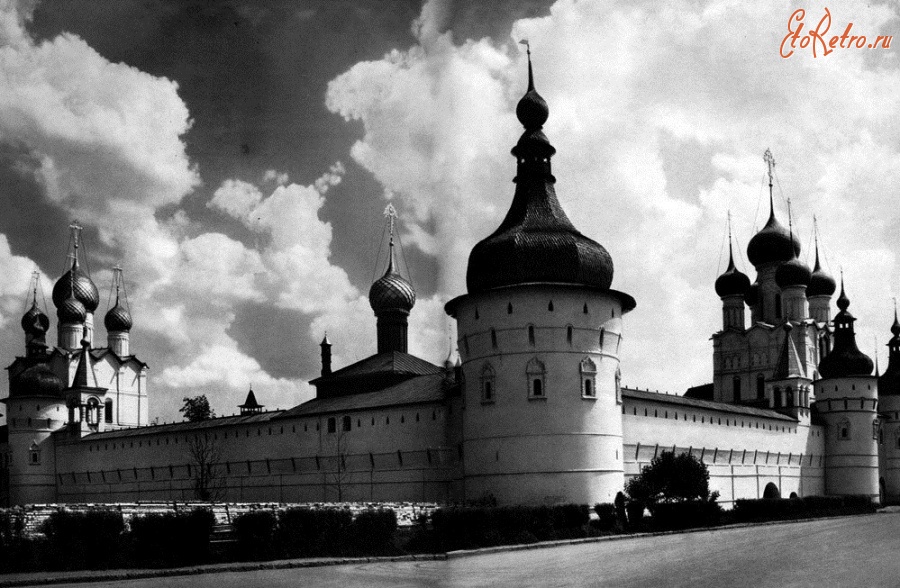 Ростов - Крепостная ограда Митрополичьего дома (Кремля). Вид с северо-западной стороны