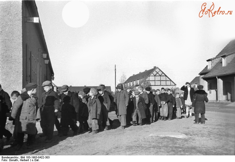 Германия - Кёнигсбергские дети-переселенцы в лагере Eggesin