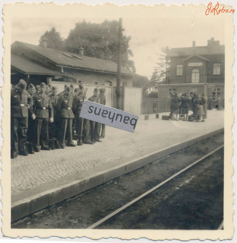 Германия - Подразделение люфтваффе на перроне железнодорожной станции Перлеберг (Bahnhof Perleberg) во время Второй Мировой войны