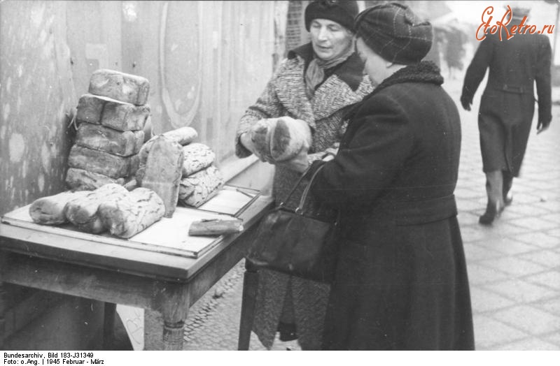 Берлин - Продажа хлеба после воздушного нападения
