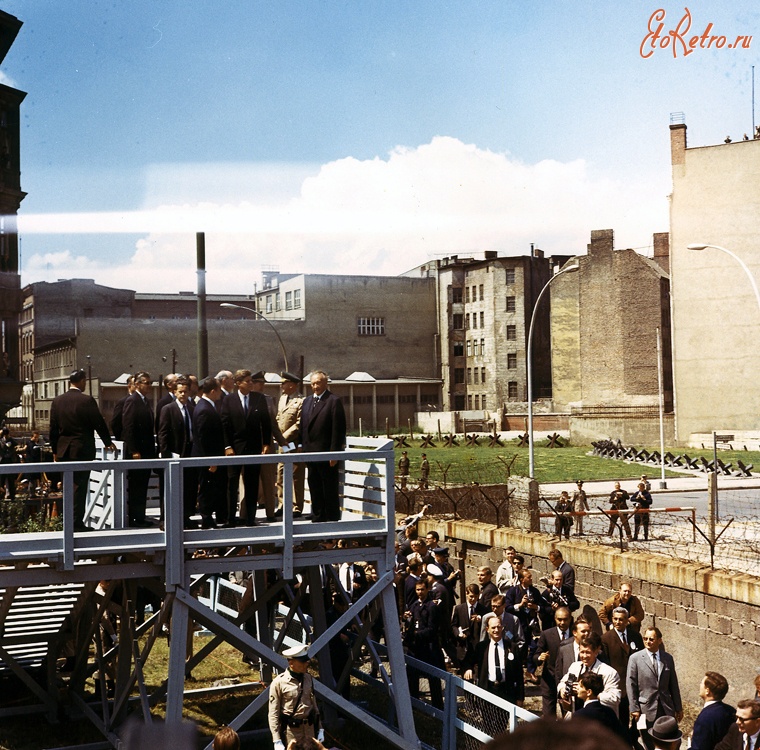 Берлин - Джон Кеннеди осматривает стену