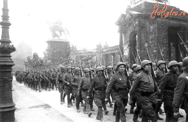 Берлин - Колонны советских войск проходят по улицам Берлина,