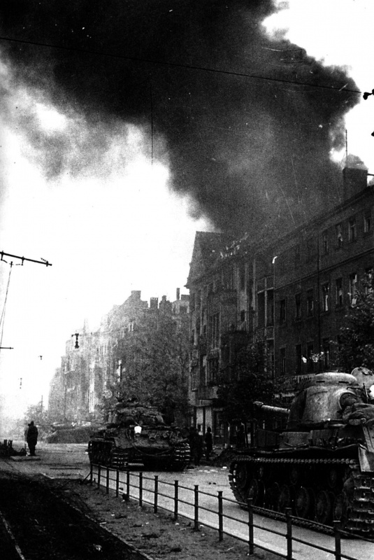 Берлин - Советские тяжелые танки ИС-2 на одной из улиц