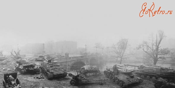 Берлин - Советские танкисты форсировали реку Шпрее в районе рейхстага.