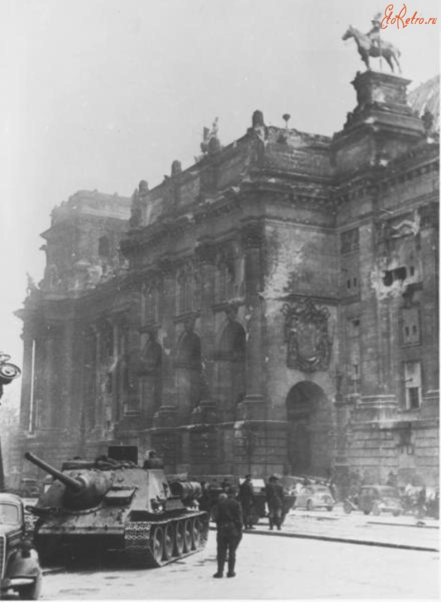 Берлин - Советские самоходки у Рейхстага.