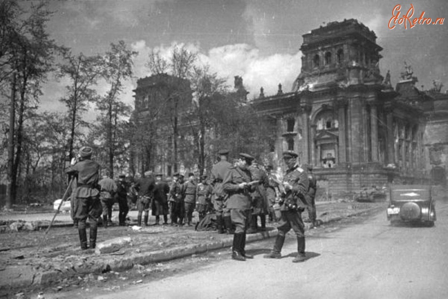 Берлин - Советские военные фотографируются на фоне Рейхстага.