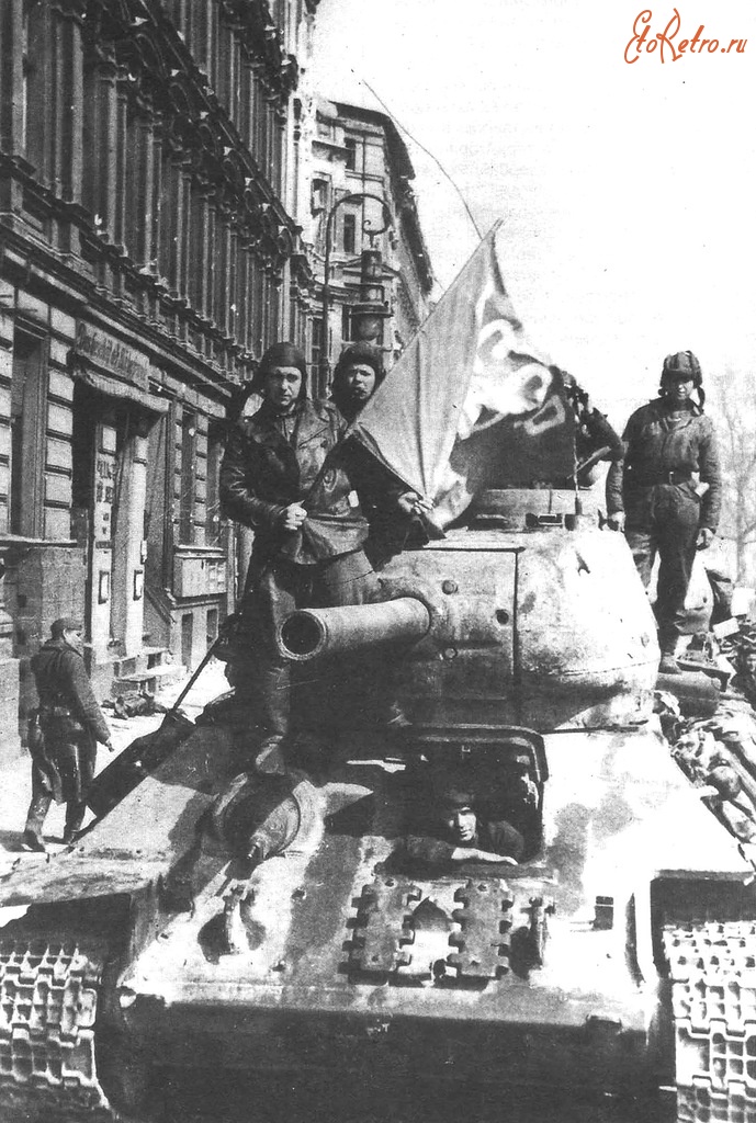 Берлин - Танк Т-34-85 на улице Берлина в мае 1945 года.