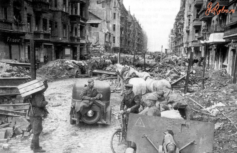 Берлин - Советские солдаты в Берлине по окончанию боев. Май 1945 года.