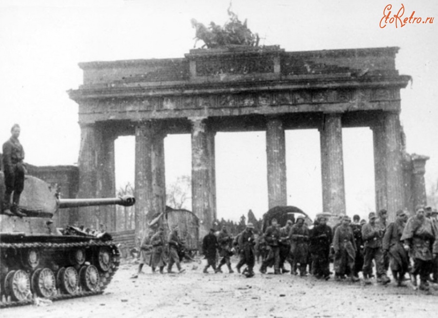 Берлин - Колонна пленных немцев возле Бранденбургских ворот.