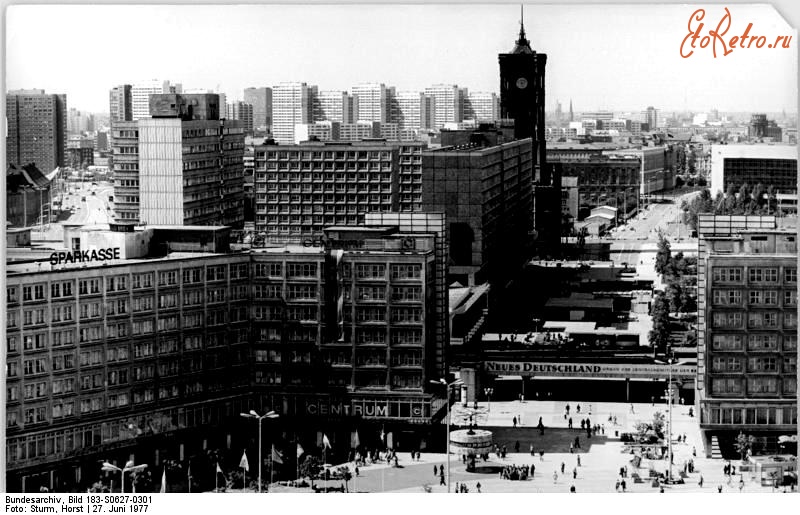 Берлин - Berlin. Alexanderplatz, Rathausstra?e,Rotes Rathaus, Plattenbauten