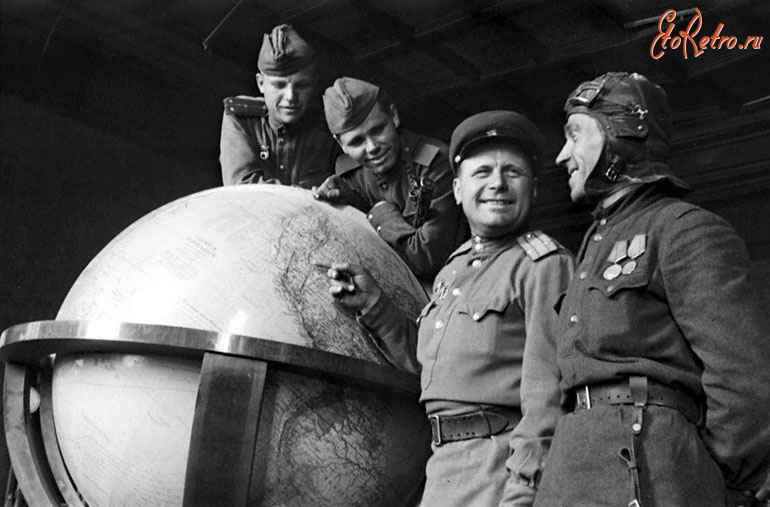 Берлин - Советские воины у глобуса, которым пользовался Гитлер