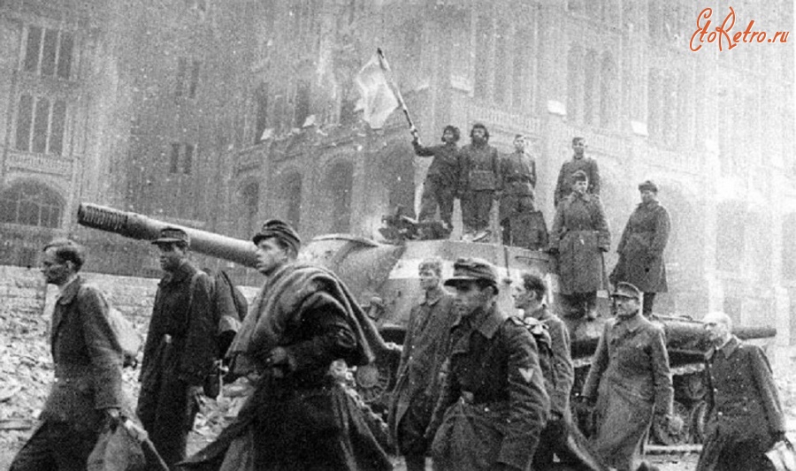 Берлин - Пленные немецкие солдаты, защищавшие рейхстаг на улице города
