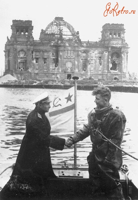 Берлин - Контр-адмирал Крылов вручает орден водолазу, очищающему реку от мин
