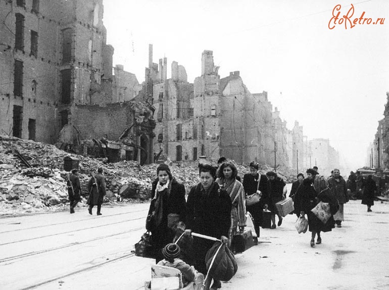 Берлин - Жители Берлина возвращаются в город после его капитуляции