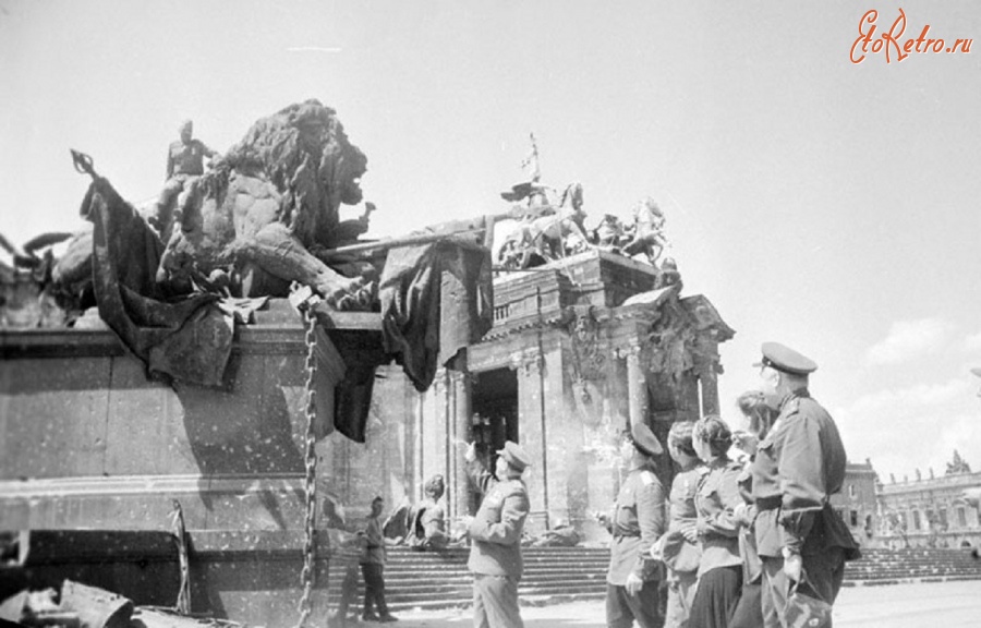 Берлин - Группа советских офицеров осматривает памятник кайзеру Вильгельму I у Кафедрального собора на Замковой площади в г.Берлине
