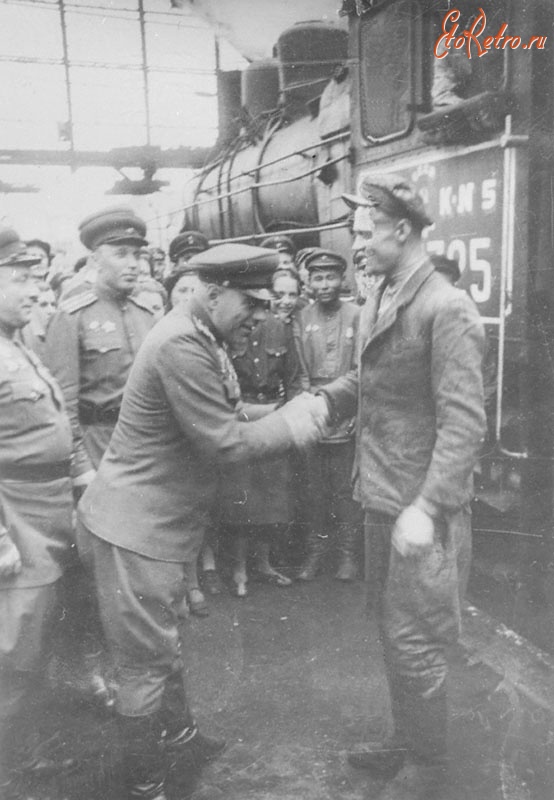 Берлин - Представитель коменданта г.Берлина поздравляет машиниста В.И. Смирдина, который привел первый пассажирский поезд из Москвы в Берлин