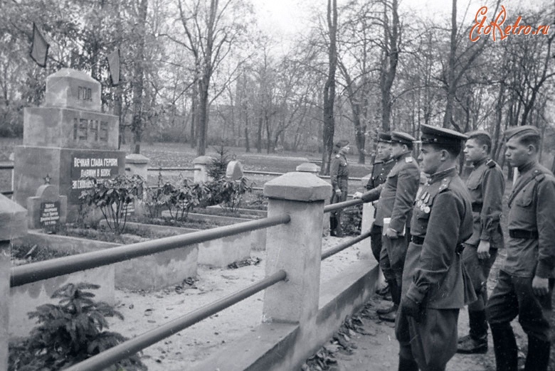 Берлин - Бойцы и офицеры Красной Армии у памятника советским воинам, павшим при взятии Берлина
